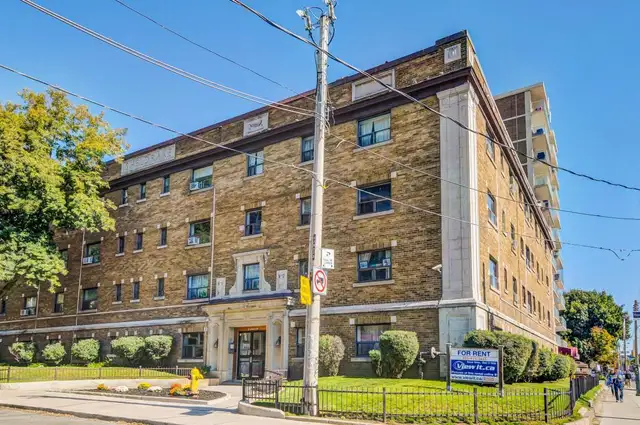 Amazing Bachelor + Den in Long Term Rentals in City of Toronto - Image 2