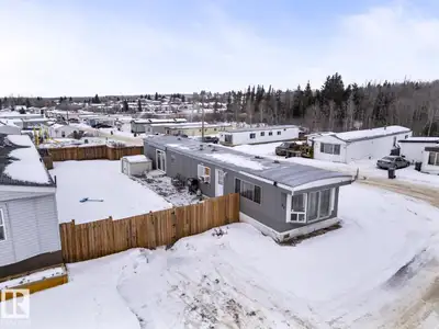 MOVE IN READY! QUICK POSSESSION AVAILABLE! Affordable mobile home located in Lakelet Estates in Cold...