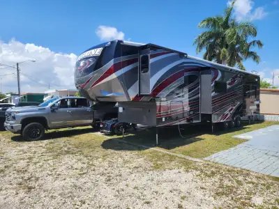 Cargo Cyclone Toy hauler Heartland, garage 12' 2015 FULL PAINT. Génératrice Onan 5500 Watts, Les 2 a...