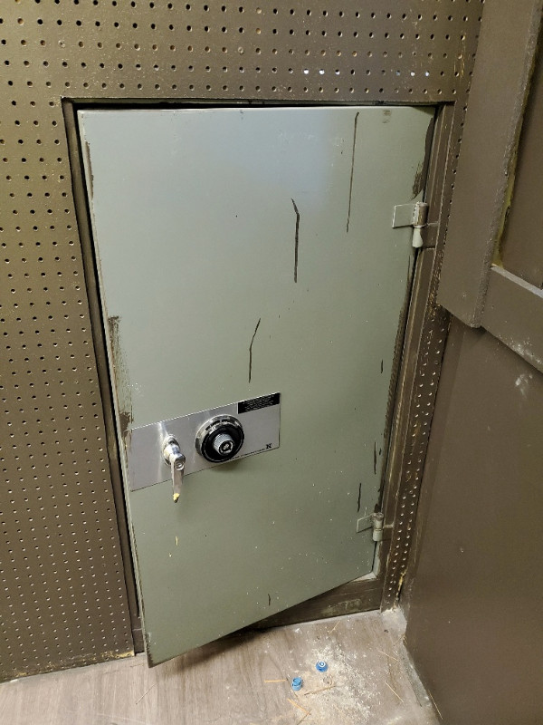Steel Safe in Other Business & Industrial in City of Toronto