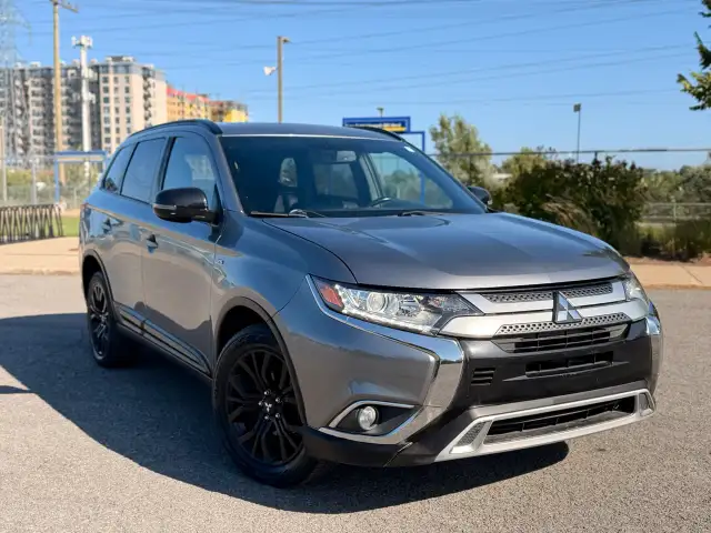 2018 Mitsubishi Outlander, 4x4, 7 Passengers, Leather, Sunroof, Screen