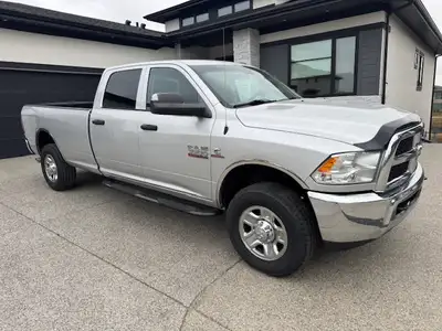 This 2018 Ram 3500HD is equipped with an SXT appearance Group package including a 6 passenger 40/20/...
