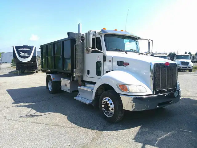 2016 Peterbilt 330 in Heavy Trucks in Hamilton - Image 7