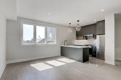 82 Livingstone Ave., Uppe