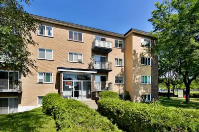 Grand 5 1/2 situé dans un immeuble bien entretenu en face du parc régional de Longueuil (Parc Michel...