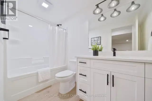 8 - 32 POSTMA CRESCENT North Middlesex (Ailsa Craig), Ontario in Houses for Sale in Grand Bend - Image 30