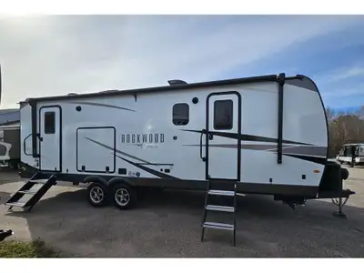 The 2025 Ultra Lite 2614BS comes with a rear kitchen, 60'' theatre seating, 44'' dinette, fireplace,...