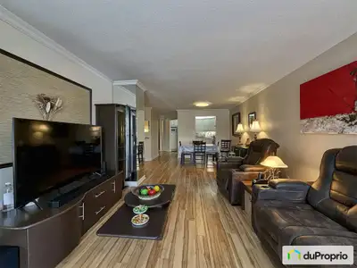 Copropriété divisée située dans l'immeuble Le De Vinci à Sainte-Foy. Unité de grande superficie doté...