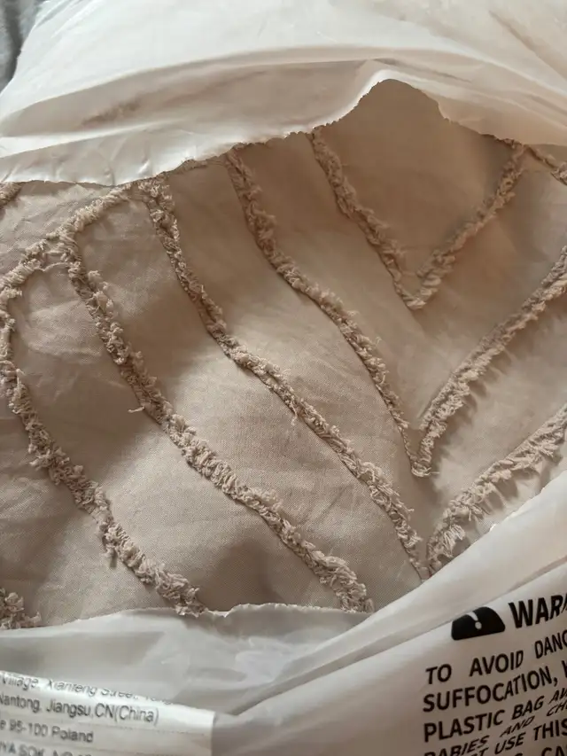 3 queen size duvet cover sets . 3 for $80 or $30 each . in Bedding in Barrie - Image 3