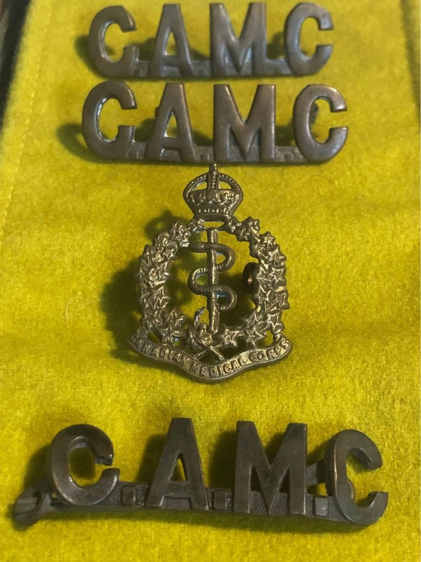 World War I Canadian Army Medical Corps shoulder titles, badge dans Art et objets de collection  à Lethbridge