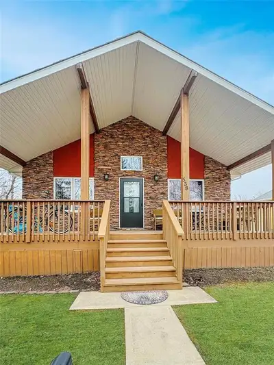 R26//Winnipeg Beach/Showings start May7th.Welcome to 538 Pleiades -WPG Beach, this year-round home o...
