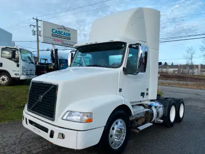 2011 Volvo Daycab - D13 Engine. 405 hp -10 speed transmission -12,500 fronts, 40,000 rears - awesome...