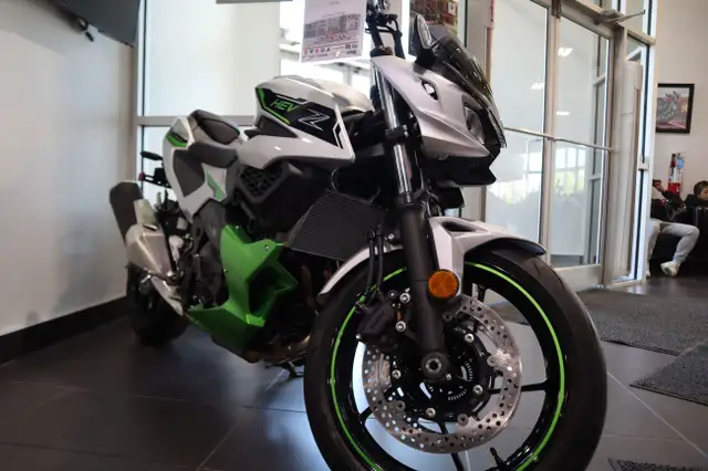 2024 Kawasaki Z7 HYBRID Silver/Green in Street, Cruisers & Choppers in Edmonton - Image 2
