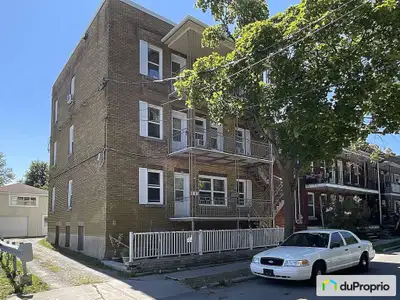 7 LOGEMENTS À VENDRE! Bien situé, près de tous les services et ayant le parc Victoria juste à l'avan...