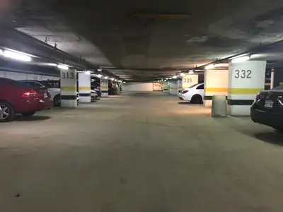 Adresse: 3555 rue berri, Montreal, H2L 4G4 Stationnement intérieur à louer situé au Metro Sherbrooke...