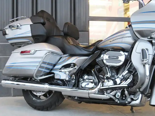 2016 Harley-Davidson FLTRUSE - CVO Road Glide Ultra in Sport Touring in Cambridge - Image 8