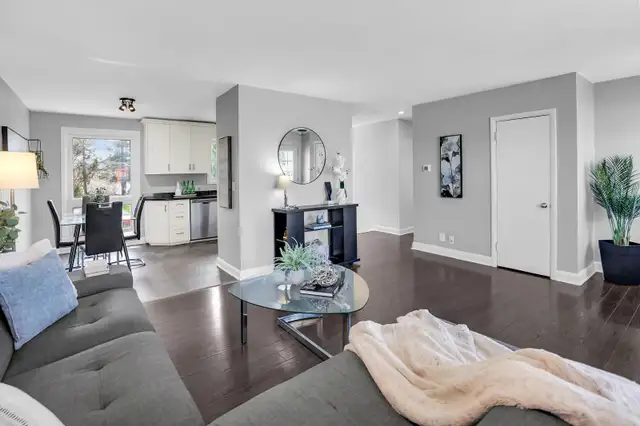 BUNGALOW LIVING IN THE HEART OF SMITHVILLE - 3 BED, 1 BATH in Houses for Sale in Hamilton - Image 4