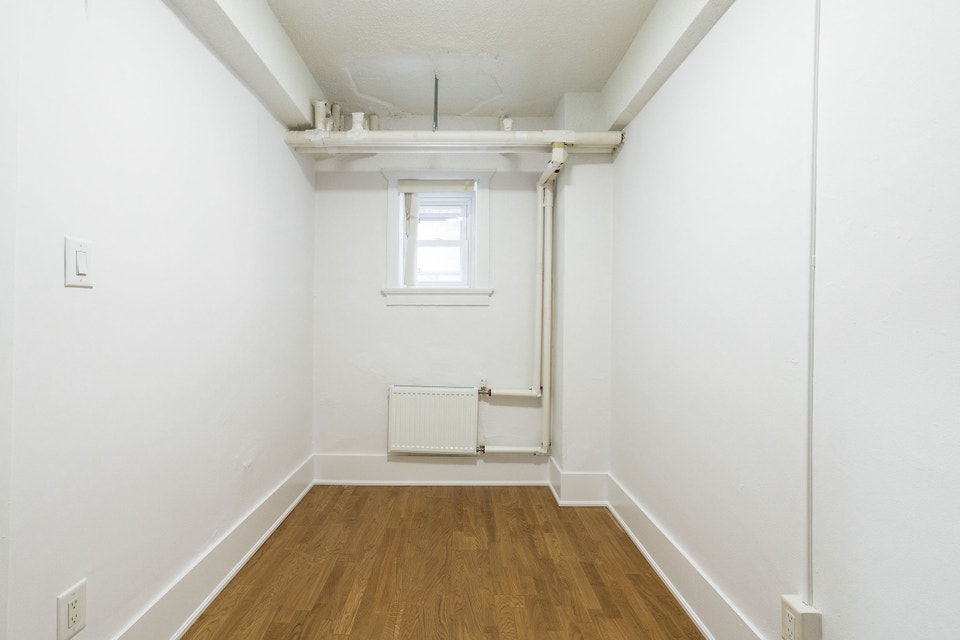 renovated one bedroom, College and Spadina - ID 59 5