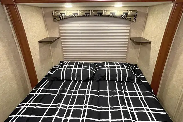 2015 Forest River Lexington 265DS – Pre-Owned Class B+ Motorhome in RVs & Motorhomes in Red Deer - Image 37