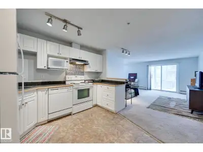 ***The Perfect Condo For First Timers or Downsizers*** Why rent when you can own your own condo in E...