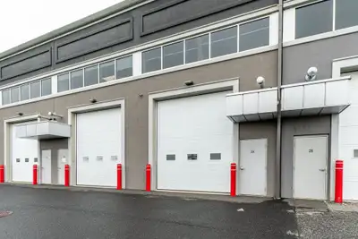 Grand garage très bien situé le long de l'autoroute 20 à Beloeil. Tres facile d'accès Avec chauffage...
