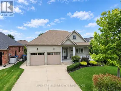 Just stunning FREEHOLD home located in "The Bridge's" Community, located in Seaforth. This fully fin...