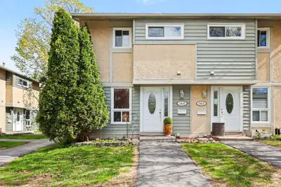 3 bedroom END-UNIT located only seconds away from the Blair exit on Hwy 174. Main level features gle...