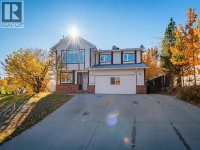 Welcome to 35 Turner Crescent! This well-maintained family home is located in the established Grange...