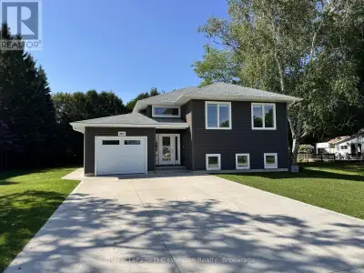 Super comfortable long term rental in Southampton. This is a bright spacious LOWER LEVEL UNIT of a d...