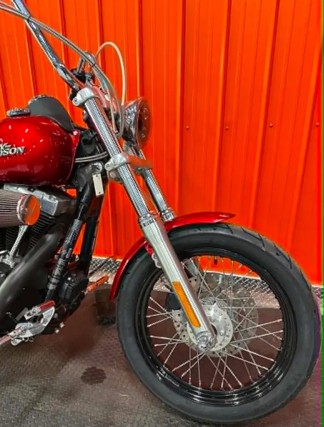 2012 Harley-Davidson Dyna / FXR 2012 HARLEY DAVIDSON STREET BOB in Street, Cruisers & Choppers in Moncton - Image 4
