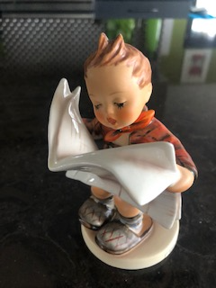 HUMMEL FIGURINE - LATEST NEWS Boy reading newspaper in his father's slippers Mint condition Antique...