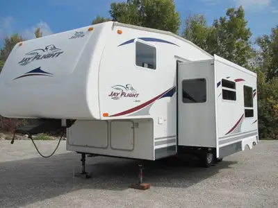 THIS CLEAN WELL KEPT TRADE IN IS VERY TOWABLE WITH A DRY WEIGHT OF 6330 LBS, ALUMINUM STRUCTURED, BR...
