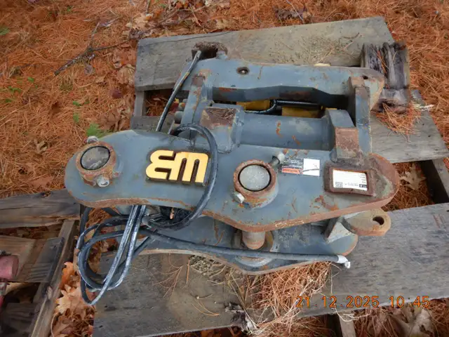 Werk-Brau D-LOCK Hydraulic 180 Degree Tilt Coupler 100-140 CLASS in Heavy Equipment in City of Halifax - Image 10