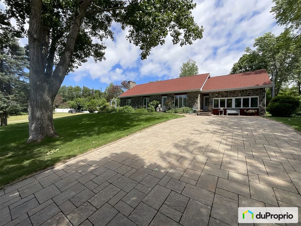 $484,000 - Bungalow for sale in Matane — photo 1