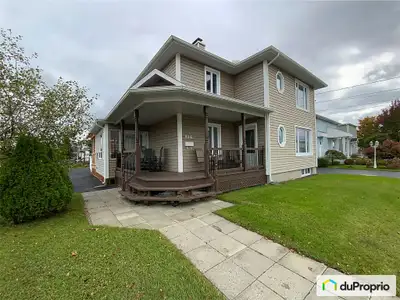 Très grande maison à 2 étages située en milieu de ville, près de plusieurs services (épiceries, phar...