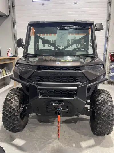 ONLY 1090KMS 6000# POLARIS PRO WINCH WITH REMOTE & AUTO STOP FIXED GLASS WINDSHIELD WITH WIPER & WAS...