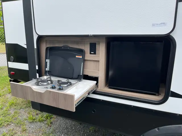 2022 Grand Design Imagine in Travel Trailers & Campers in Terrace - Image 5