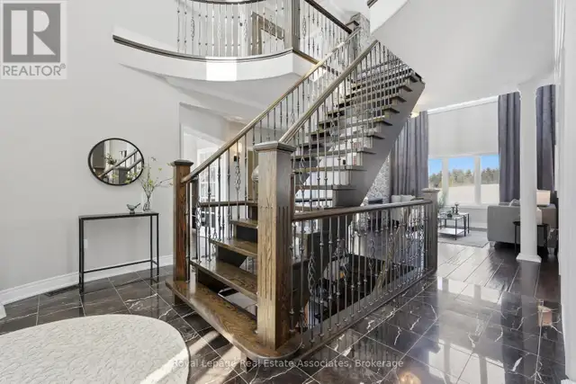 100 CHESSWOOD TRAIL Hamilton, Ontario in Houses for Sale in Oakville / Halton Region - Image 4