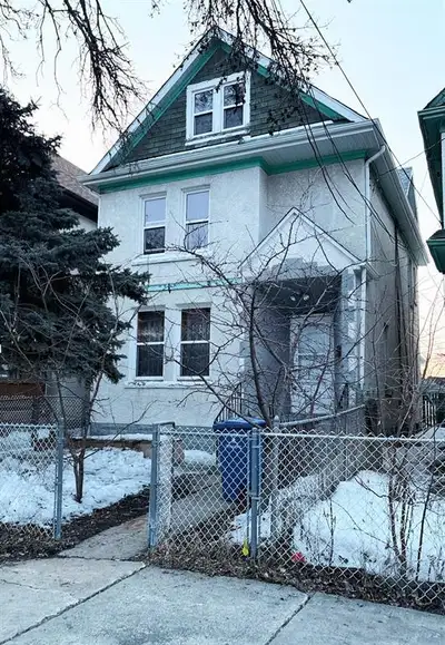4A//Winnipeg/QUIET EAST OF MAIN LOCATION. DIRECTLY ACROSS FROM A PARK. MOVE IN CONDITION FAMILY HOME...