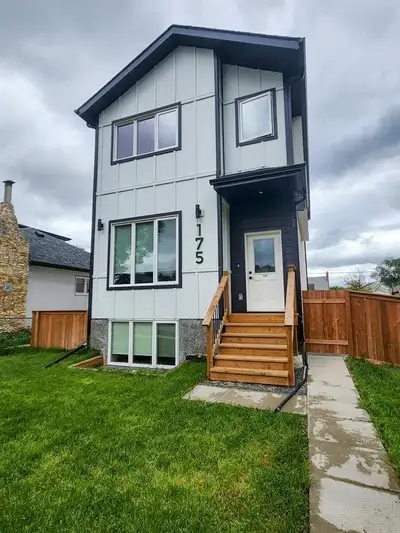 4D//Winnipeg/SS NOW Discover this beautifully designed duplex built in 2022, offering modern style,...