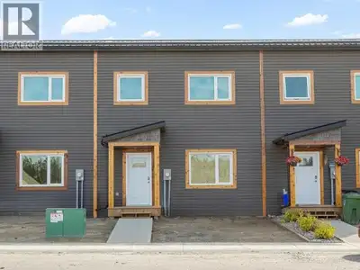END UNIT, NO condo fees! Modern and welcoming 3 bedroom townhome by SPK Home Construction. This beau...