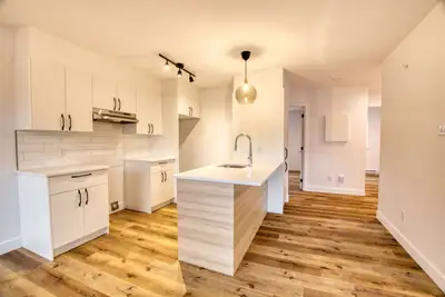 Beau 4 1/2 dans un immeuble rénové à neuf dans le secteur de Loretteville Plusieurs inclusions offer...