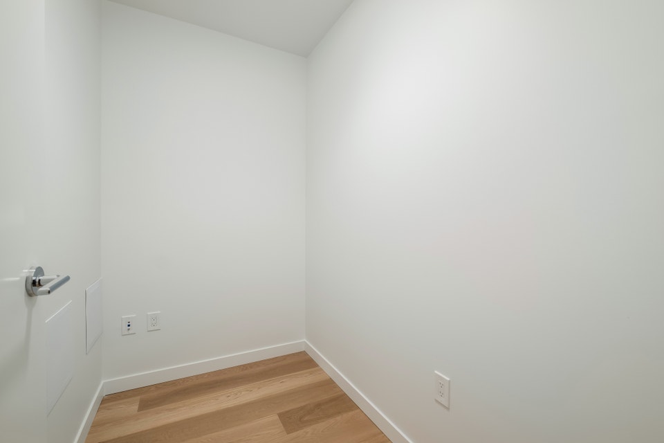 Bright 1 Bedroom Close to beach and Stanley Park 3