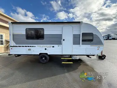 Forest River Wildwood FSX Limited Edition travel trailer 177ICE highlights: Front Queen Bed Large Ki...