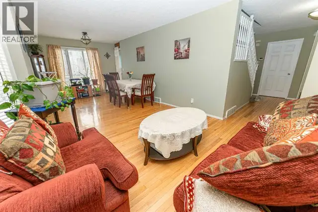 63 Hawkmount Green NW Calgary, Alberta in Houses for Sale in Calgary - Image 7