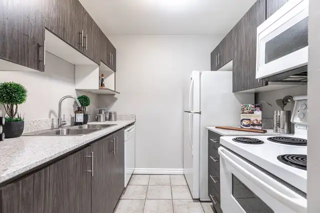 Bright 1 Bedroom Apartment Near Downtown Strathroy in Long Term Rentals in London - Image 6