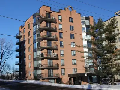 Beautiful 2-bedroom condo ideally located in the heart of downtown Hull. Just a few minutes' walk fr...