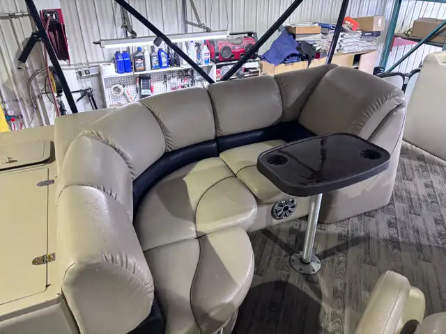 2018 Manitou 24 ENCORE PONTON 3 QUILLES DE LUXE, AVEC DEUX MOTEU in Powerboats & Motorboats in Lac-Saint-Jean - Image 28