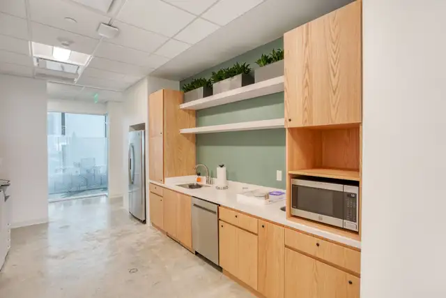 Beautifully designed office space rental for 4 persons in Spaces in Commercial & Office Space for Rent in Ottawa - Image 7