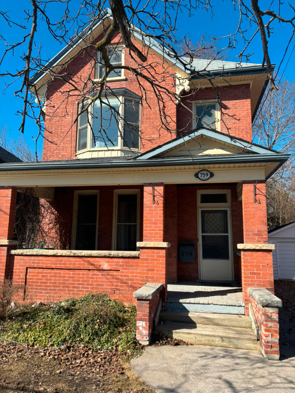 5+ BEDROOM RENOVATED STUDENT HOUSE - ONE GROUP - AVAIL MAY 1 in Long Term Rentals in Peterborough